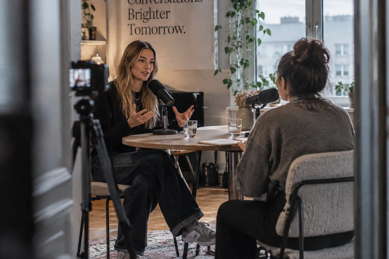 Content Creatorin & Podcasterin Kim Koch (@kimisinamood) im InStyle Gen Z Videopodcast